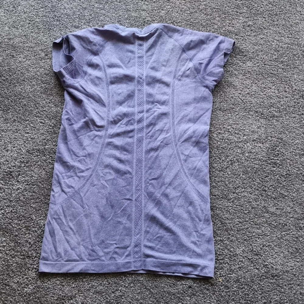 Purple lululemon tshirt - Picture 2 of 4